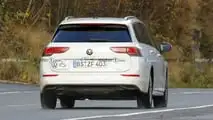 Foto spia del lifting facciale della Volkswagen Golf Variant 2024