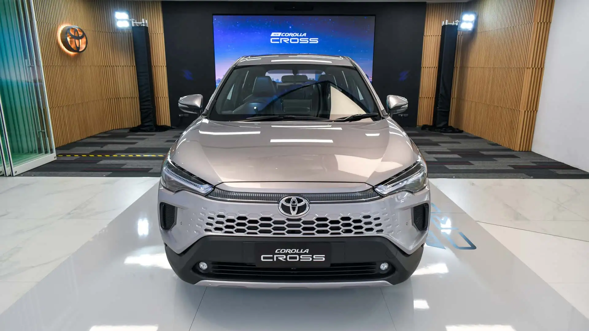 https://cdn.motor1.com/images/mgl/ojxpg4/s1/toyota-corolla-cross-2024-tailandia.webp