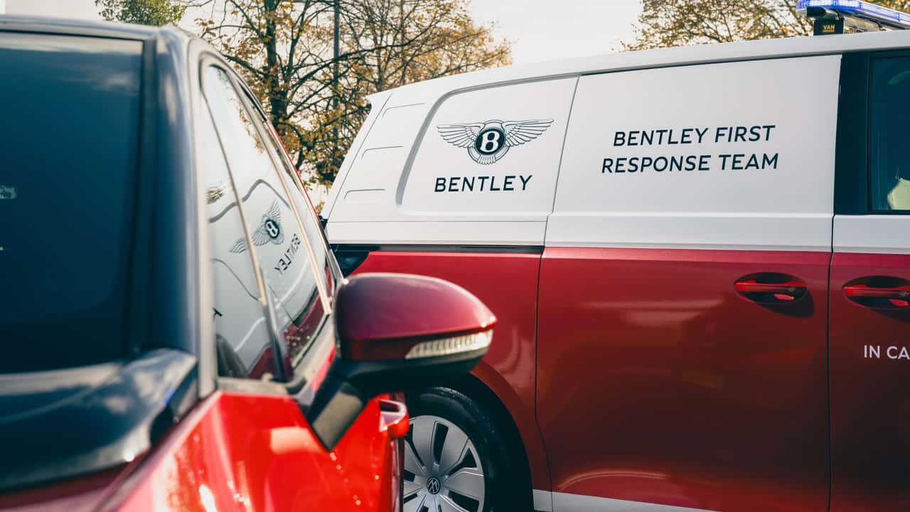 I Volkswagen ID.3 e ID. Buzz Cargo del servizio First Response di Bentley a Crewe