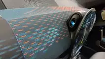 Mini Aceman (2025): Ein Projektor hinter dem Pizza-Display produziert Ambientelicht auf dem Armaturenbrett