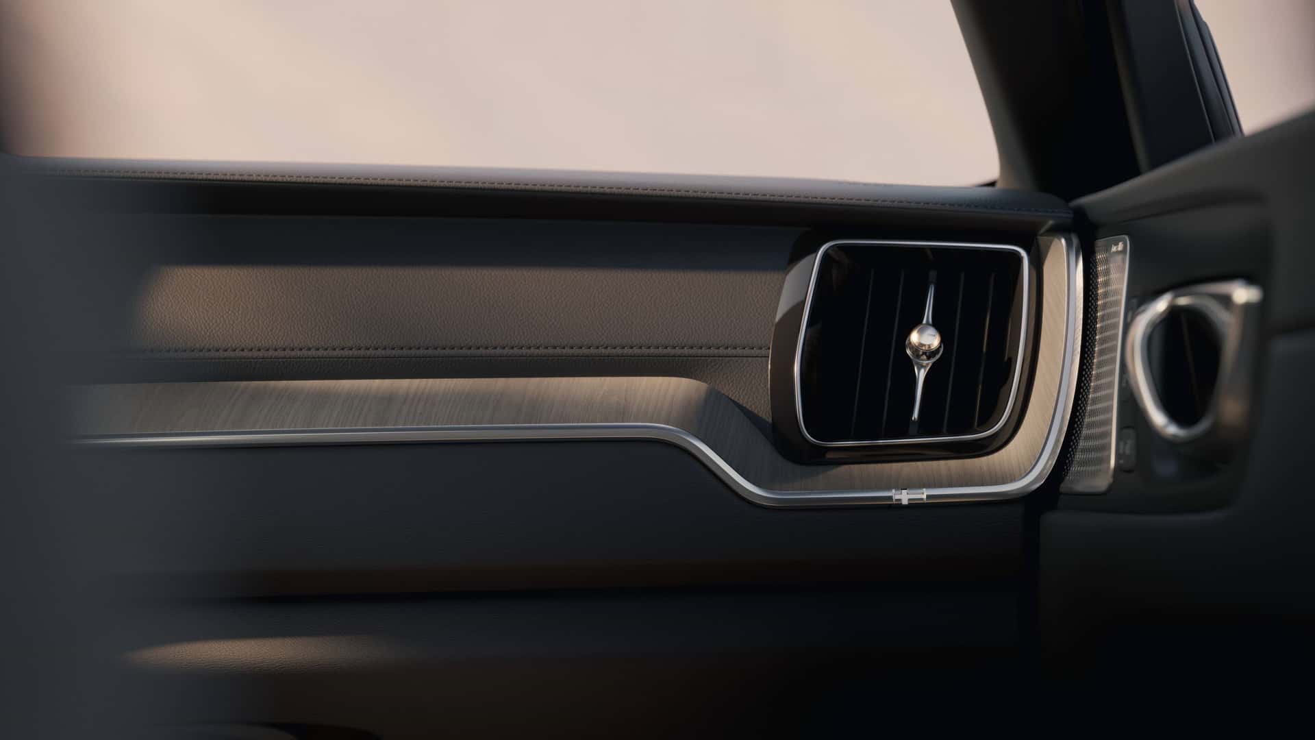 https://cdn.motor1.com/images/mgl/ojyRMy/s1/2026-volvo-xc60.jpg