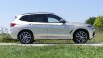 BMW X3 30e (2020): Die Beifahrerseite mit dem Tankdeckel hinten