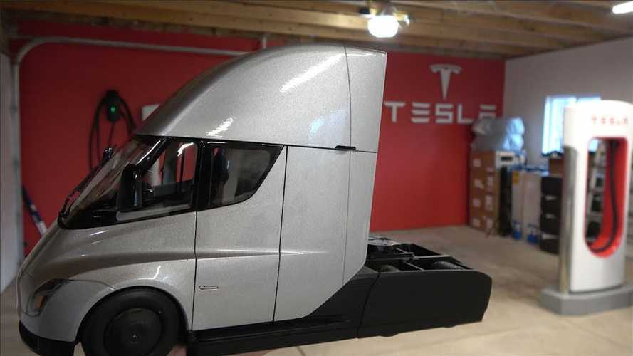 Tesla Semi News And Reviews Insideevs First Tesla Semi Truck Cast Gets Delivered Unboxing Video
