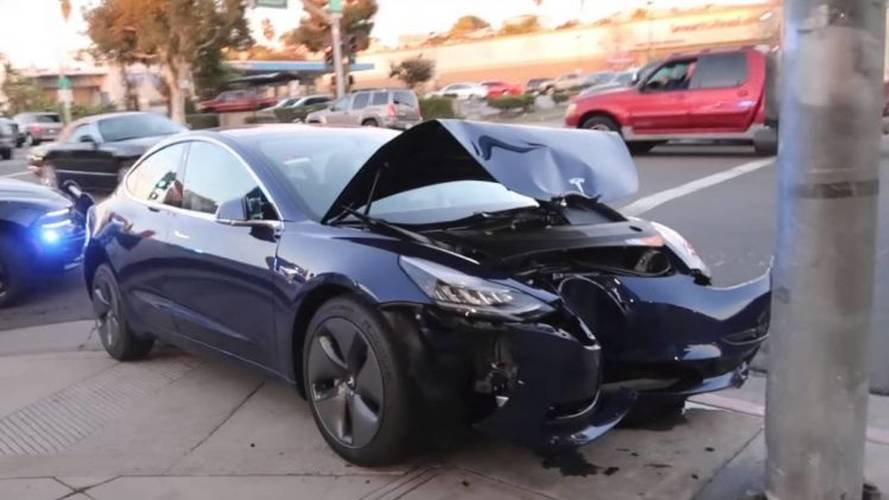 Tesla Model 3 kaza