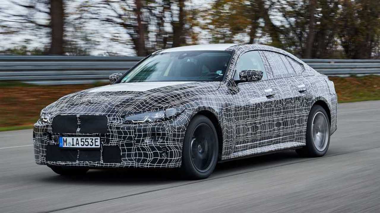 BMW i4 prototipine ait resmi casus fotoğraflar.