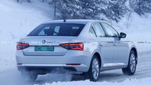 Skoda Superb restyling, le foto spia