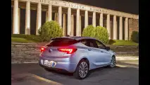 Opel Astra, il test dei fari intelligenti