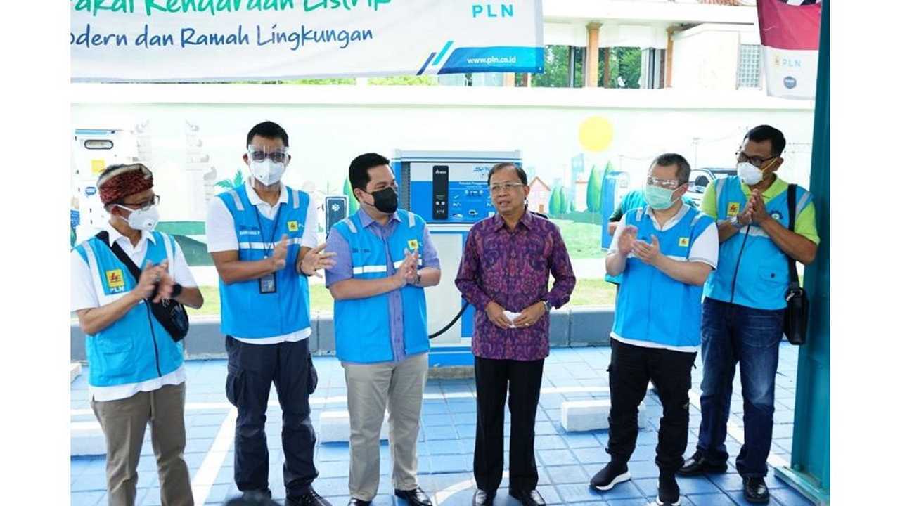Menteri BUMN, Erick Thohir, dalam uji coba mobil listrik di Bali, Sabtu (2/1/2020).
