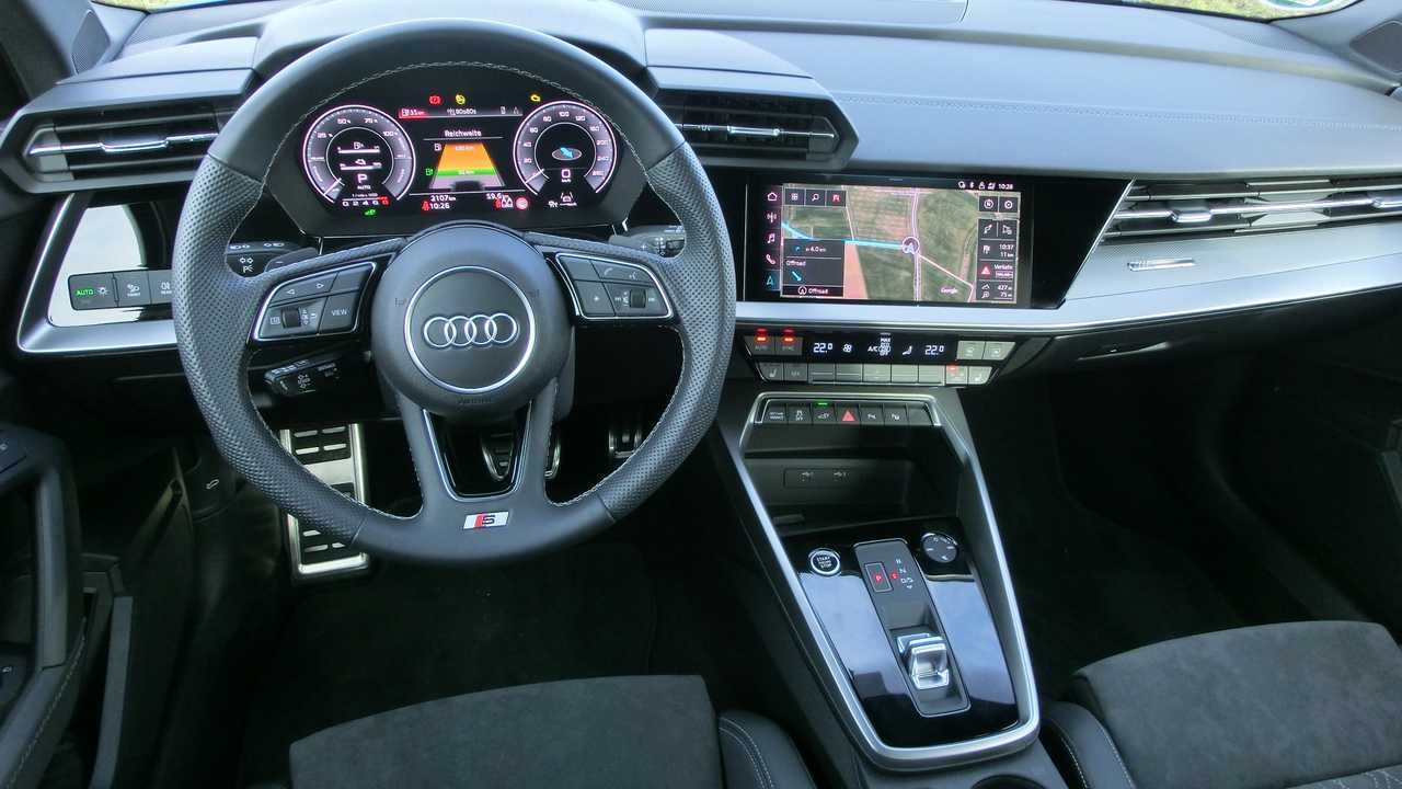 Das Cockpit mit zwei ziemlich beeindruckenden Displays