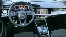Das Cockpit mit zwei ziemlich beeindruckenden Displays