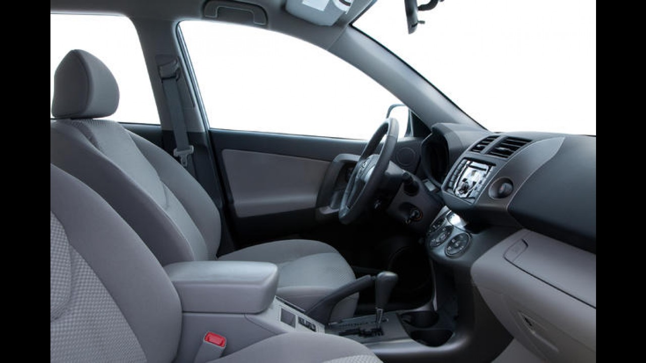 Toyota RAV4 2011 ganha nova versão 4x2 por R$ 92.500 e mais segurança na 4x4