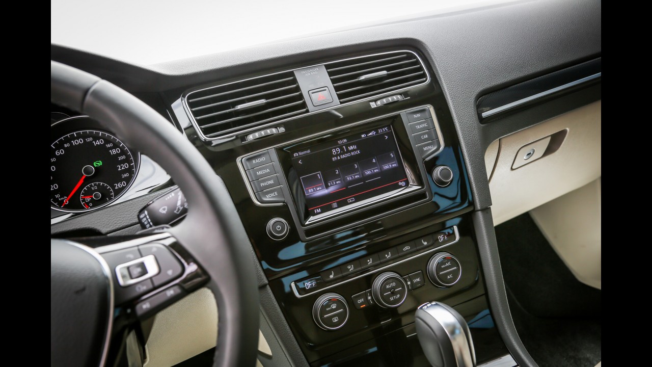 Teste CARPLACE: Hyundai i30 1.8 tem uma "rocha" chamada Golf pelo caminho