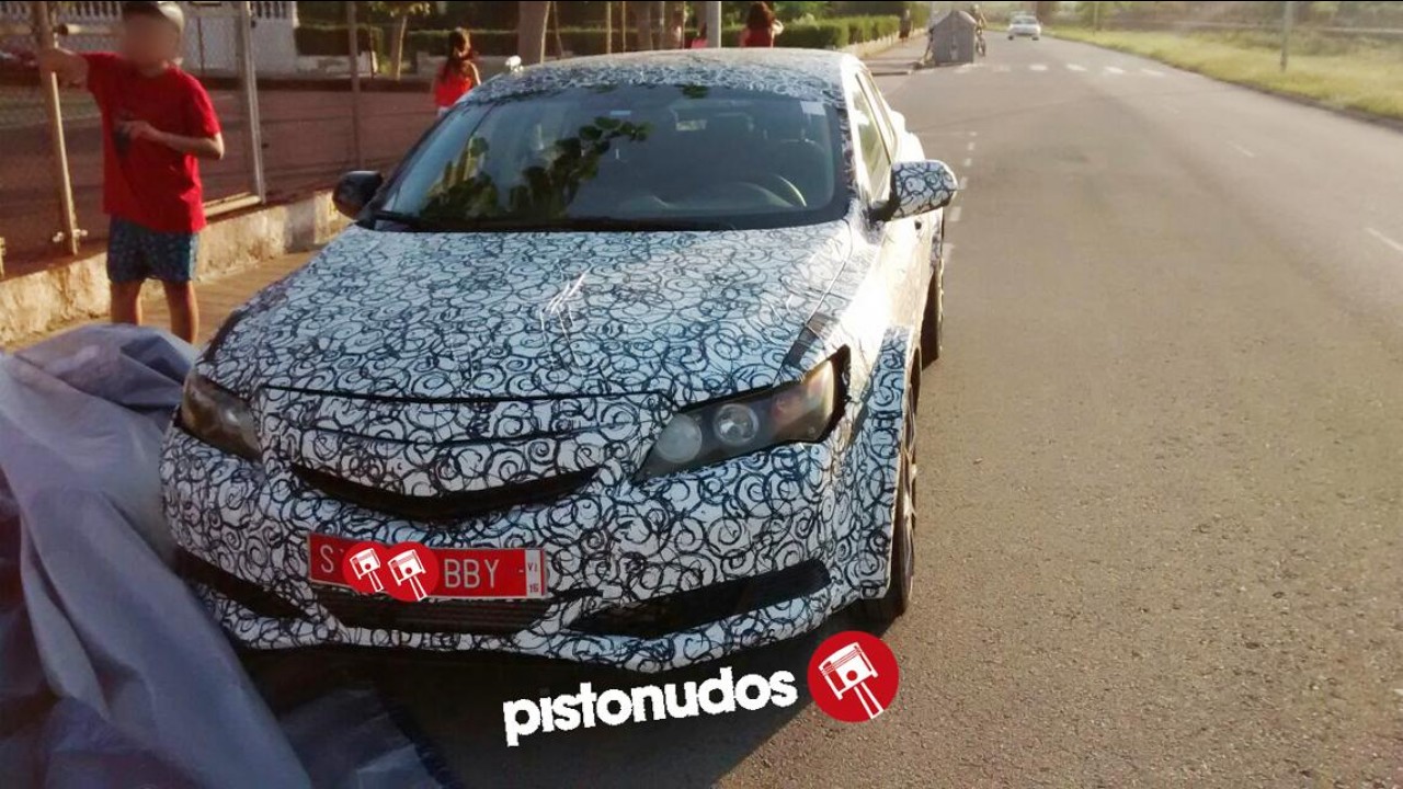 Flagra! Honda testa versão esportiva do novo Civic Hatch