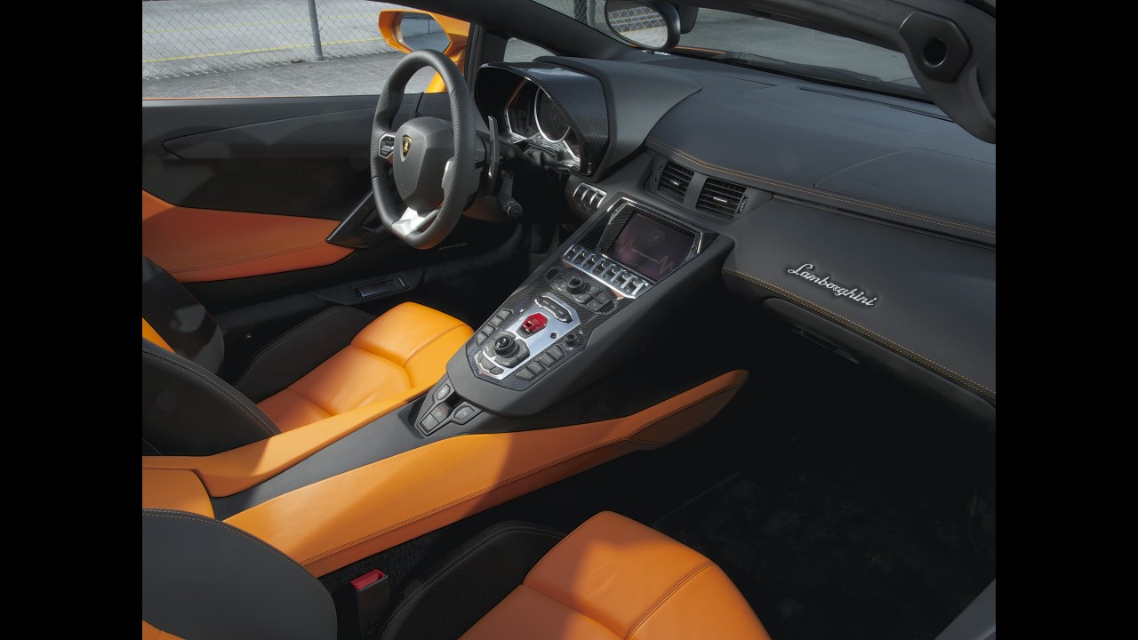 Lamborghini Aventador Roadster chega ao Brasil em junho
