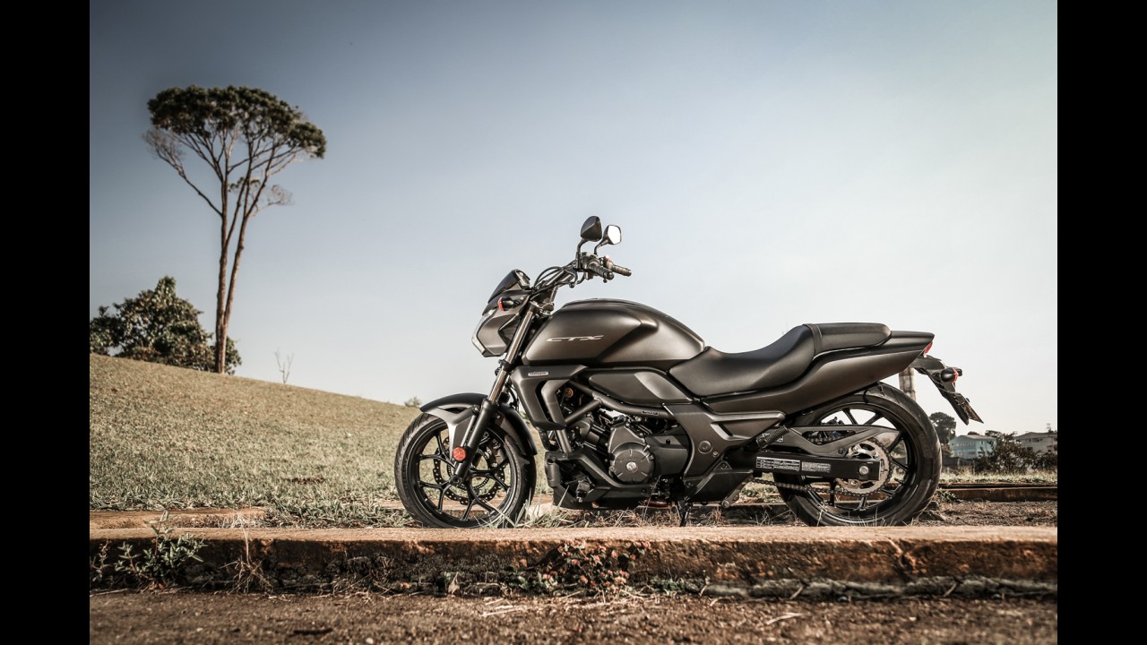 Avaliação: Honda CTX 700N propõe novo conceito de custom