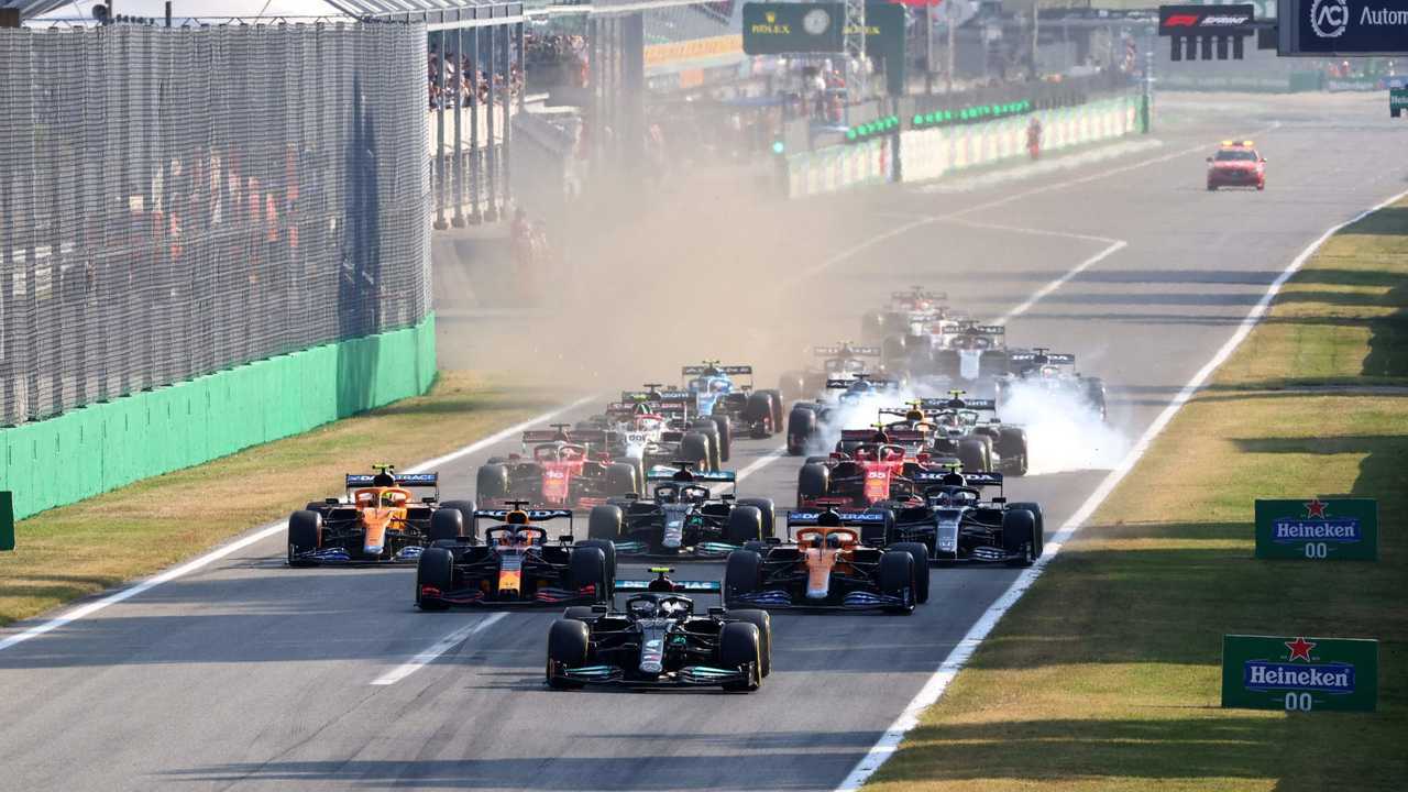 Valtteri Bottas, Mercedes W12, Max Verstappen, Red Bull Racing RB16B, Daniel Ricciardo, McLaren MCL35M, Lando Norris, McLaren MCL35M, Lewis Hamilton, Mercedes W12, Pierre Gasly, AlphaTauri AT02, and the rest of the field at the start