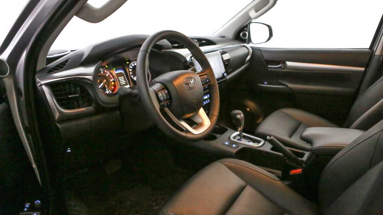 Interior da Toyota Hilux SRX 2021