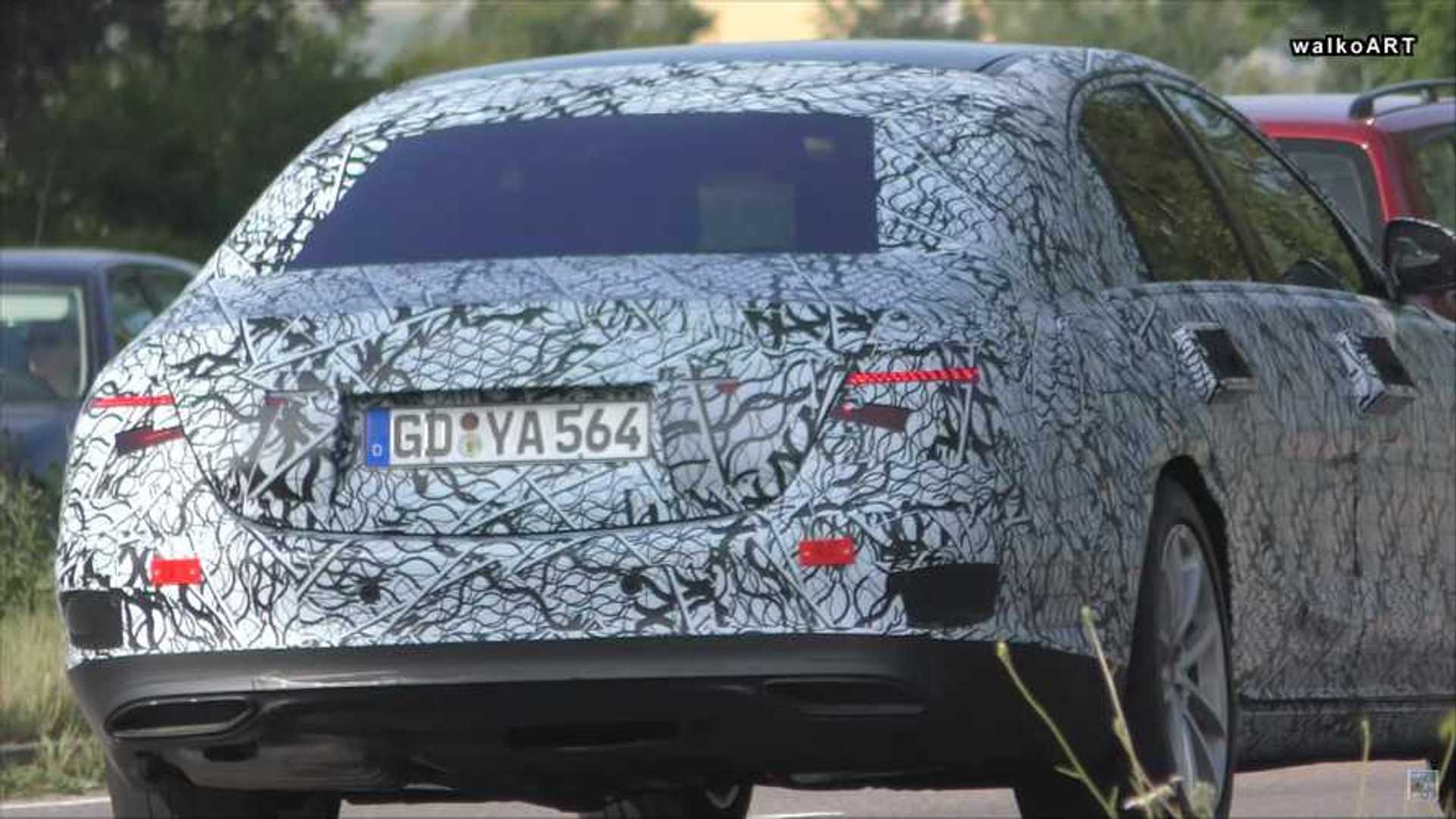 2021 Mercedes S-Class Sedan Spied смотрит на улицу
