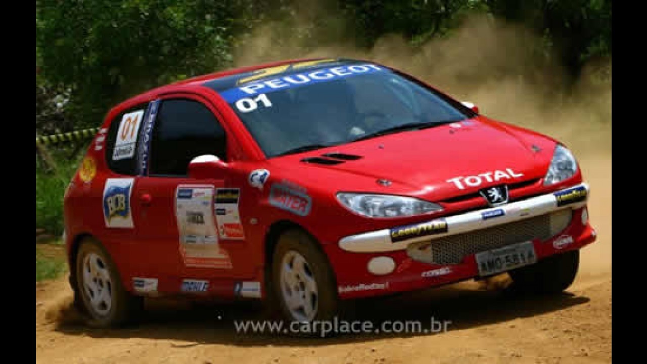 Peugeot vende novo 206 para Rallye por R$ 40mil com macacão de corrida e tudo