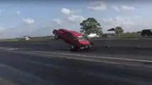 Otomobil drag yarışında ön kaldırıyor