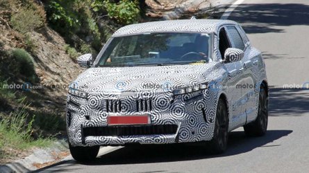 Nuova Renault Kadjar, le foto spia del SUV ibrido da 280 CV
