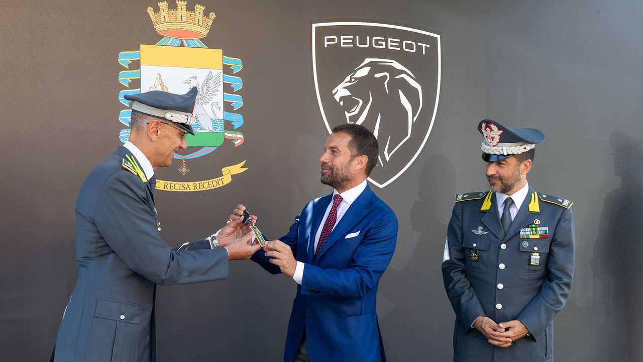 Peugeot e-208, l'auto elettrica della Guardia di Finanza