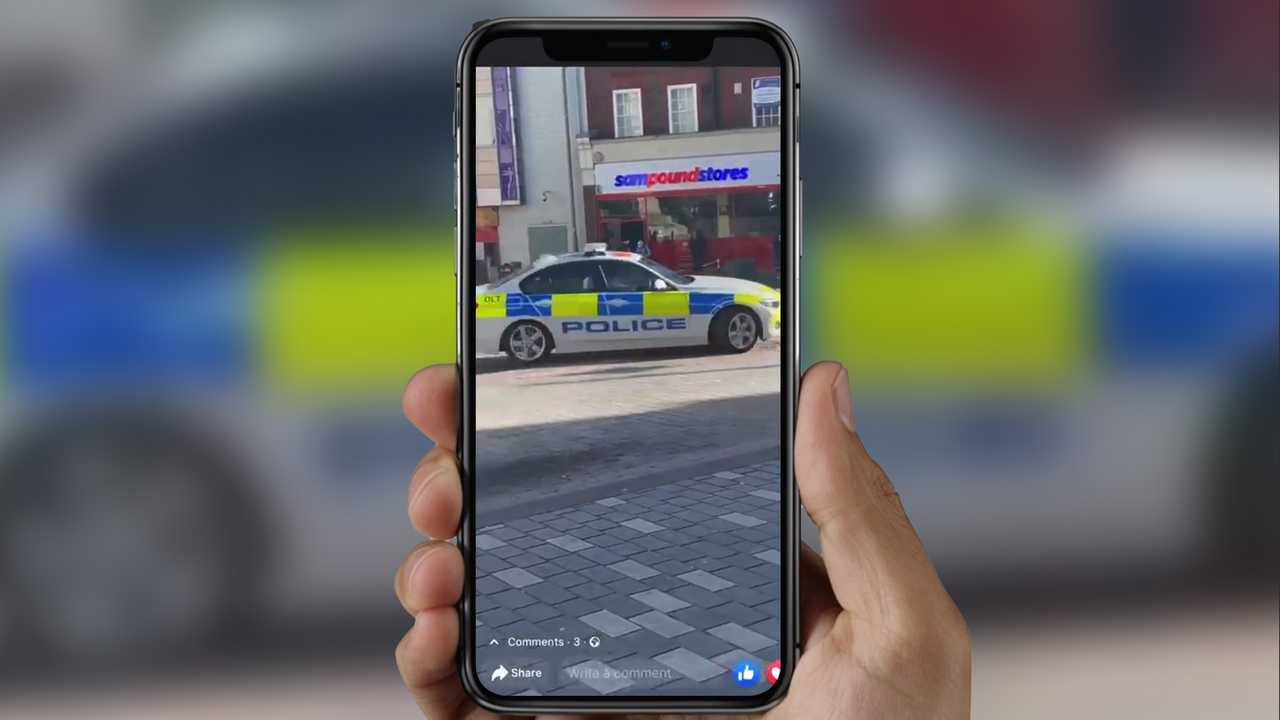 Coche de la policía de Luton haciendo donuts