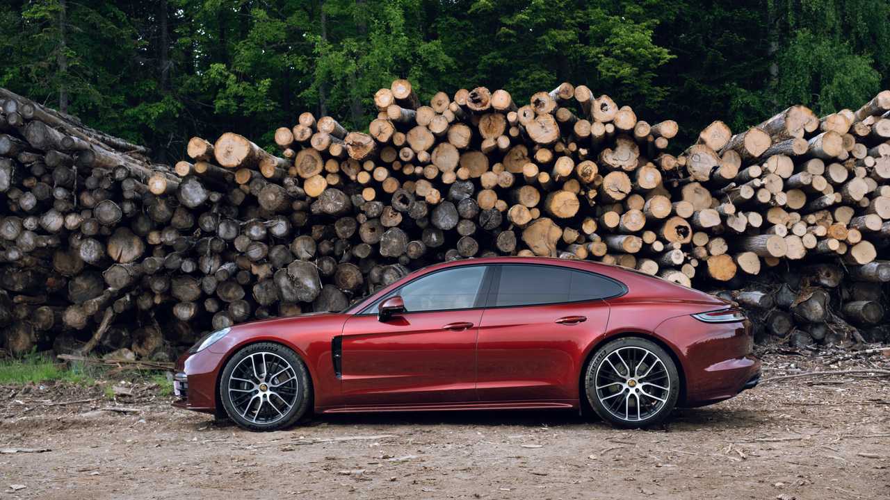Обновленный Porsche Panamera на природе