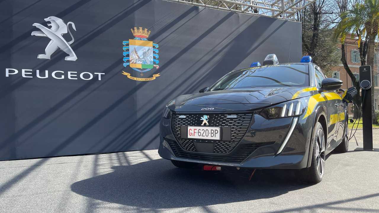 Peugeot e-208 de la Guardia di Finanza