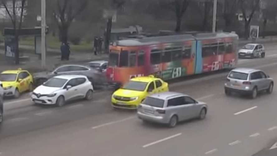 Rem Blong, Trem Hantam Enam Mobil Kecil di Rumania, Tak Ada Korban