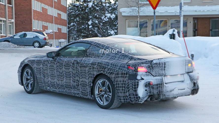 Yakıt Alırken Görüntülenen Kamuflajlı BMW M8 Coupe