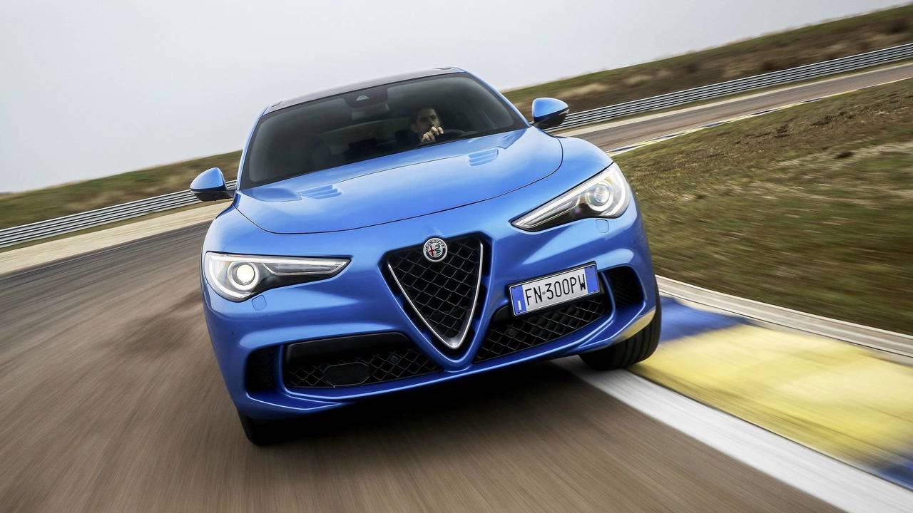Alfa Romeo Stelvio vs Giulia Quadrifoglio, la Drag Race