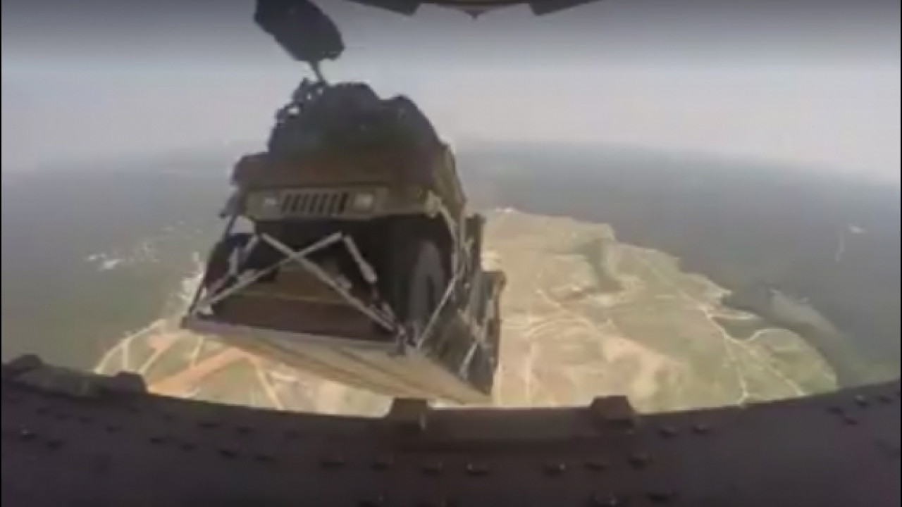[Copertina] - Hummer, giù dall’aereo militare con il paracadute [VIDEO]