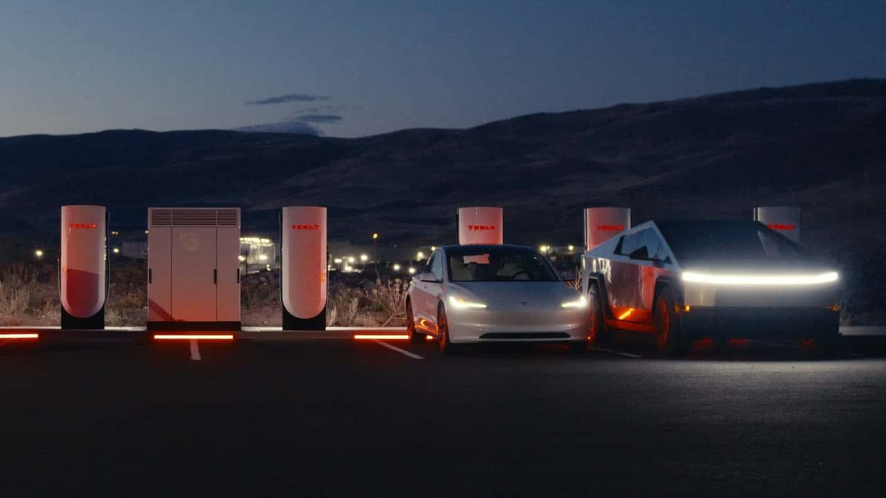 Tesla-Fahrzeuge an einem V4-Standort mit dem neuen Schaltschrank