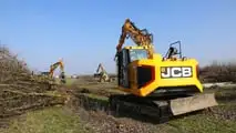 Escavatori JCB: abbattono un frutteto