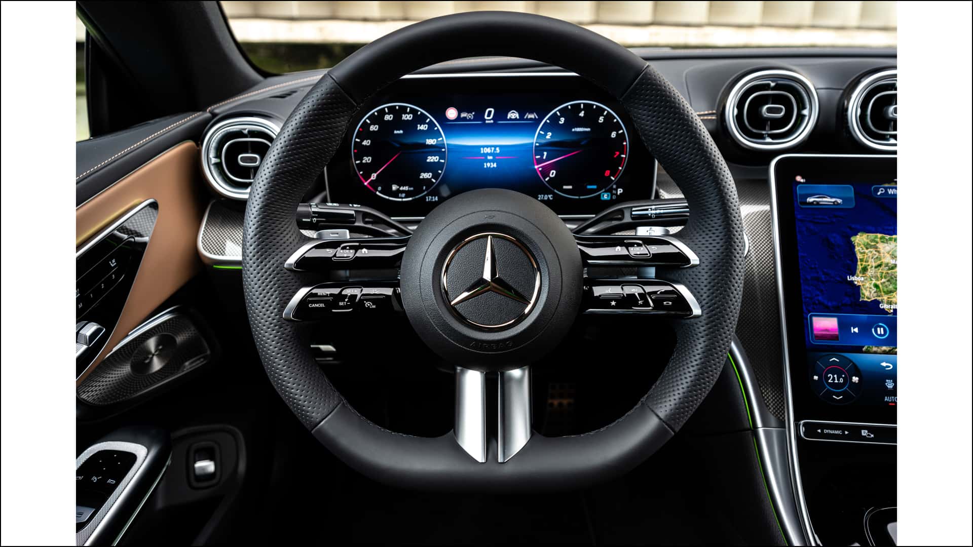 https://cdn.motor1.com/images/mgl/pb4blJ/s1/2024-mercedes-benz-cle-class-interior-steering-wheel.jpg