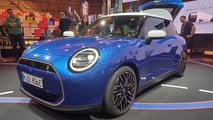 Mini Cooper SE in Blau mit weißem Dach: Das Exterieur