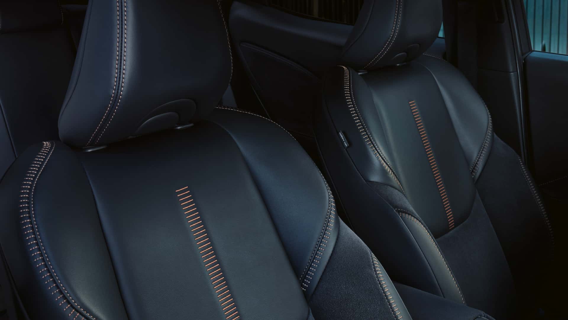 https://cdn.motor1.com/images/mgl/pb7W3V/s1/foto---lexus-lbx-2023-photogallery---immagini.jpg