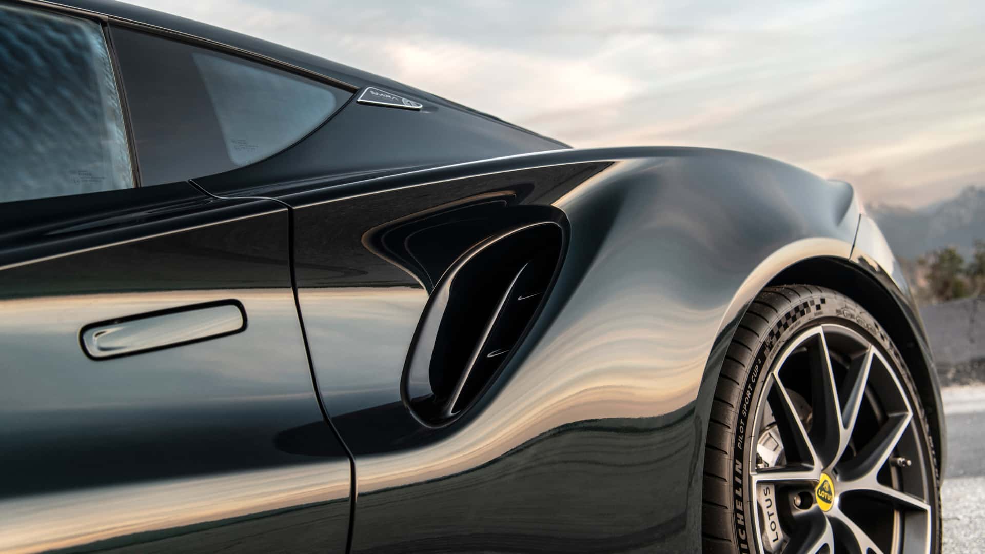 https://cdn.motor1.com/images/mgl/pb7mXP/s1/2024-lotus-emira-exterior.jpg