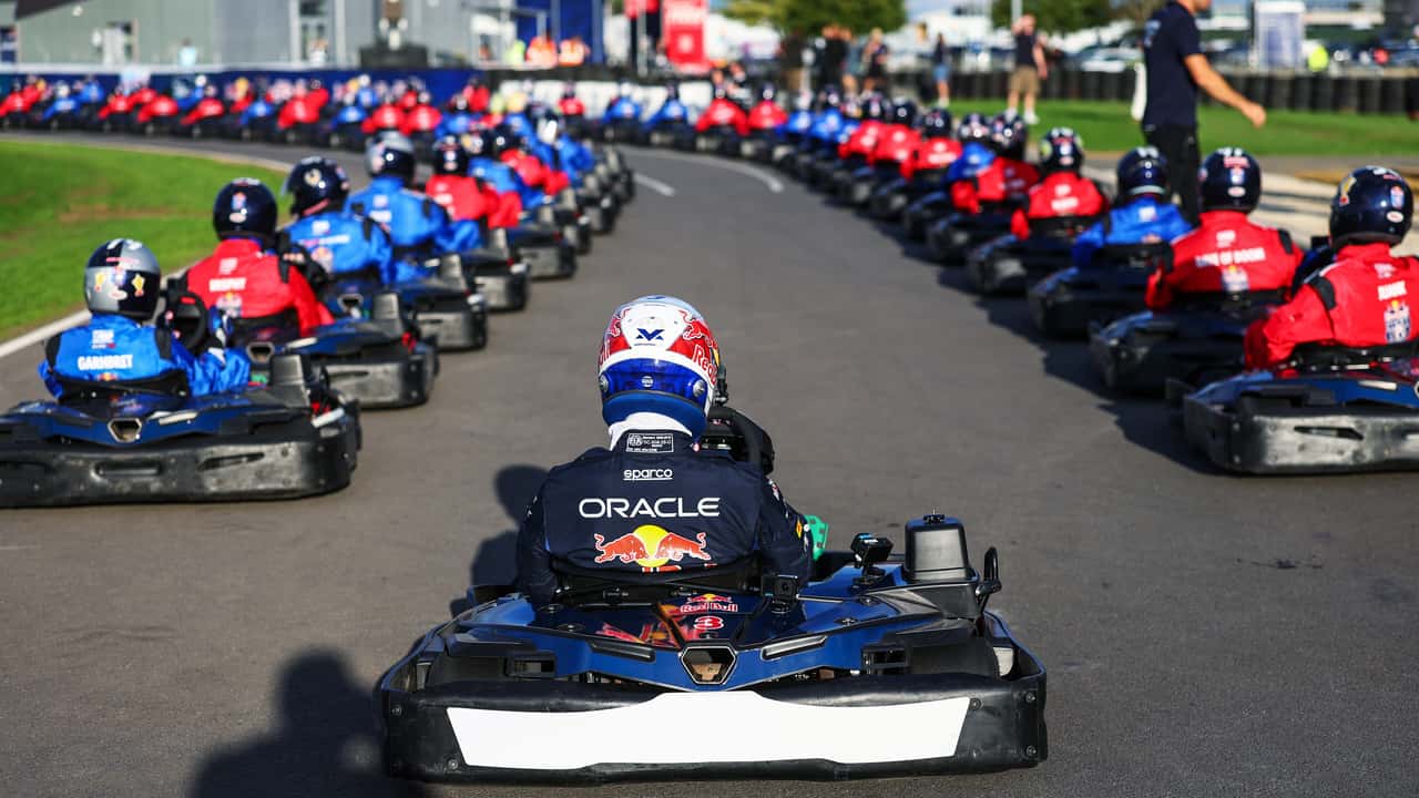 Max Verstappen wyprzedza 100 gokartów w 14 okrążeń – na torze zapanował chaos