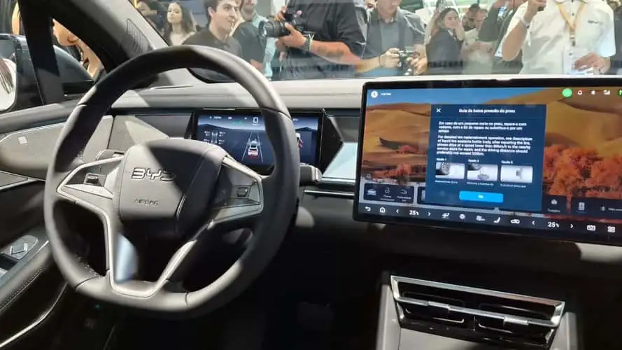 BYD Atto 8 interior — três fileiras, 21 alto-falantes e comandos de voz em 4 zonas