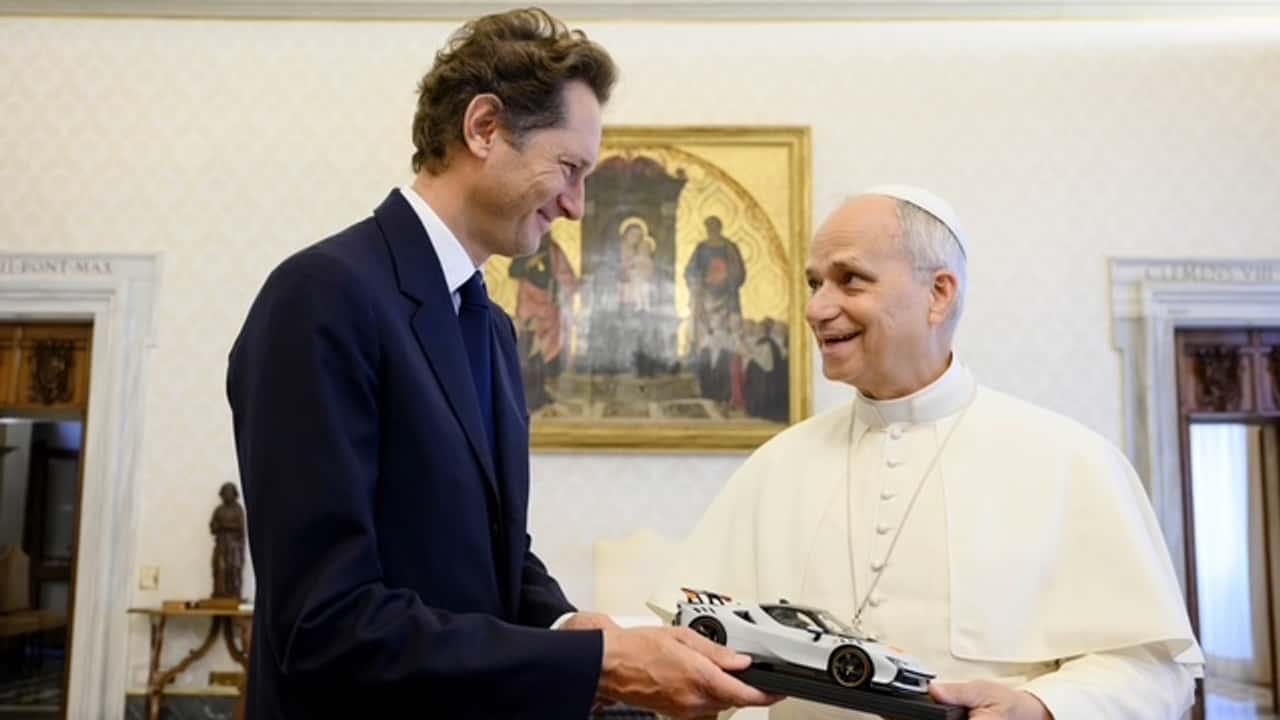 John Elkann regala una Ferrari a Papa Leone XIV