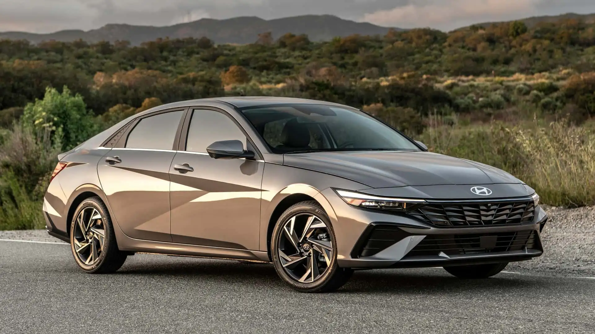 https://cdn.motor1.com/images/mgl/pb9JjV/s1/hyundai-elantra.webp