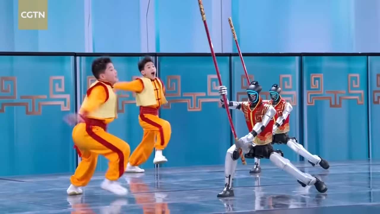 I robot umanoidi danzano con i bambini in carne e ossa