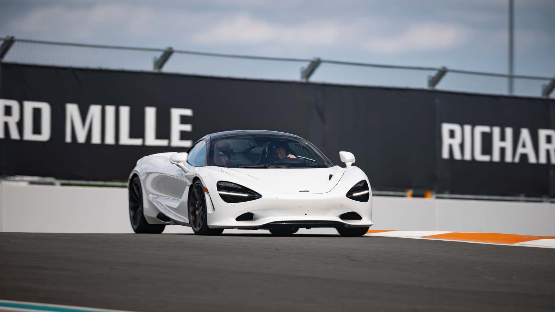 https://cdn.motor1.com/images/mgl/pb9NRg/s1/miami-international-autodrome-mclaren-750s.jpg
