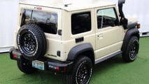 Suzuki Jimny trasformata in Toyota Land Cruiser 70