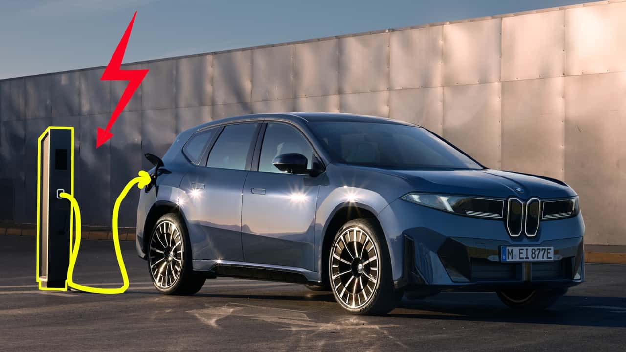 BMW iX3 beim Laden mit Zusätzen