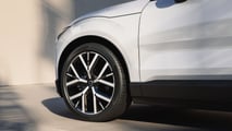 Volvo EX30 (2027) in Crystal White, Dach in Black Stone mit 22-Zöllern