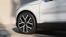 Volvo EX30 (2027) em branco cristal, teto de pedra preta de 22 polegadas