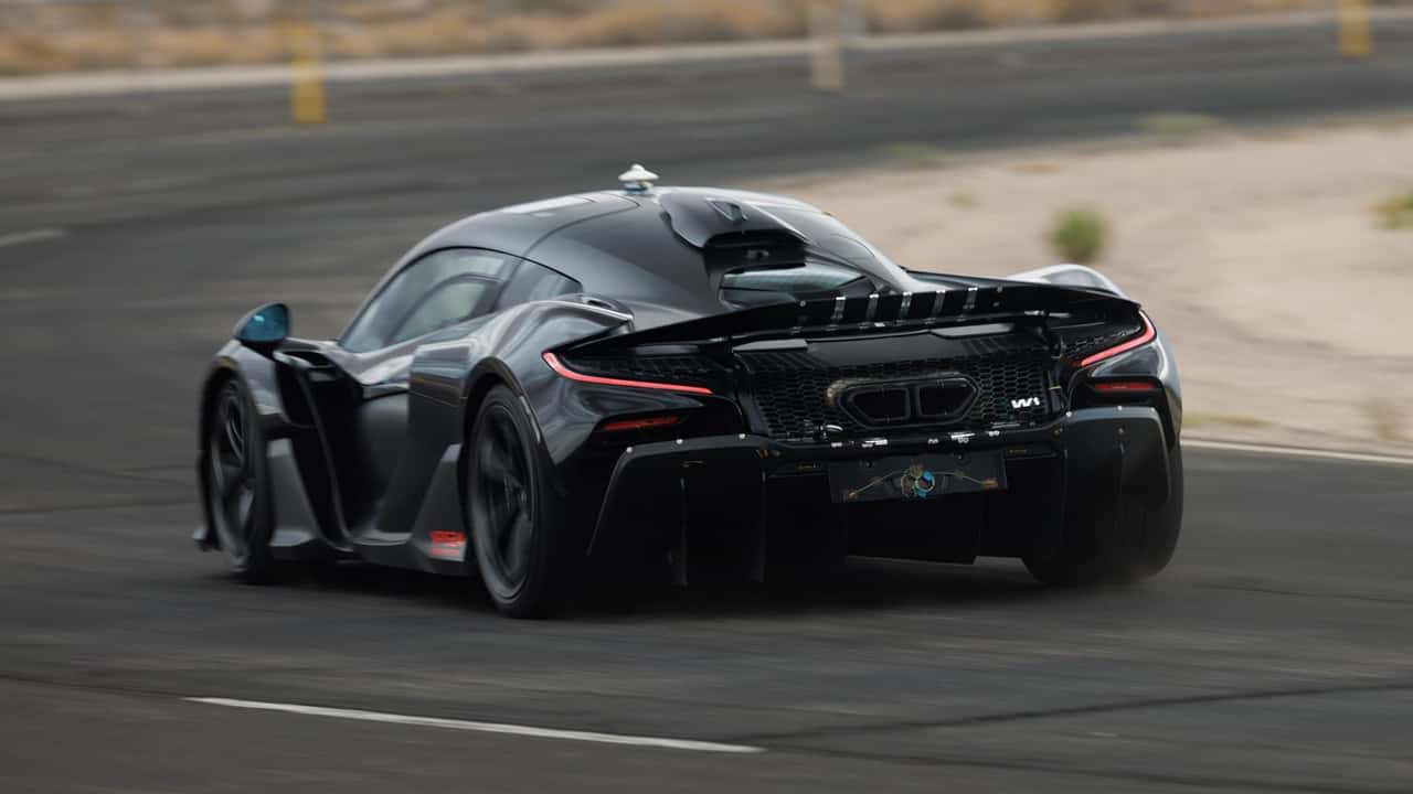 La nuova supercar McLaren fa sentire la voce del suo V8